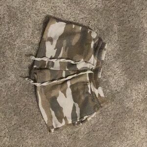 Thick camo sweater shorts with pockets